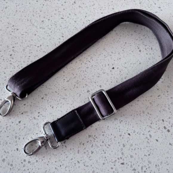 ROOTS CANADA Messenger Bag - Picture 10 of 10